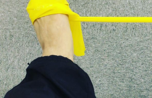 黄色いトレーニング用チューブを使った足首の捻挫予防トレーニング