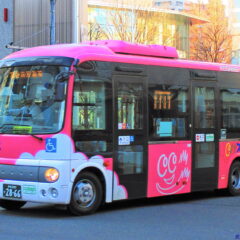 ピンク色のバス（ココバス）