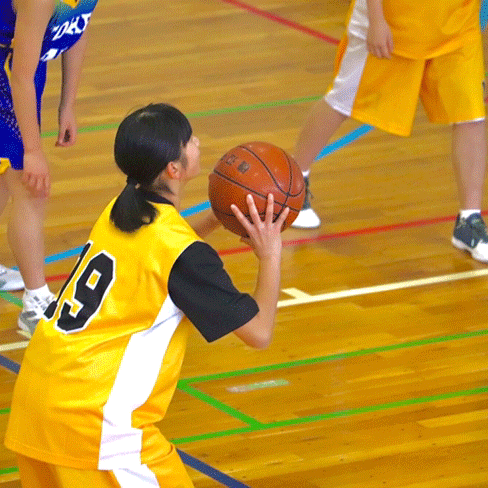 シュートを打つバスケットボール少女